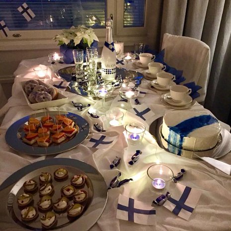 Perheeni kesken juhlittiin Suomen itsenäisyyspäivää suolapaloilla, itse leivotuilla donitseilla ja mustikkamoussekakulla.  - Heidi 