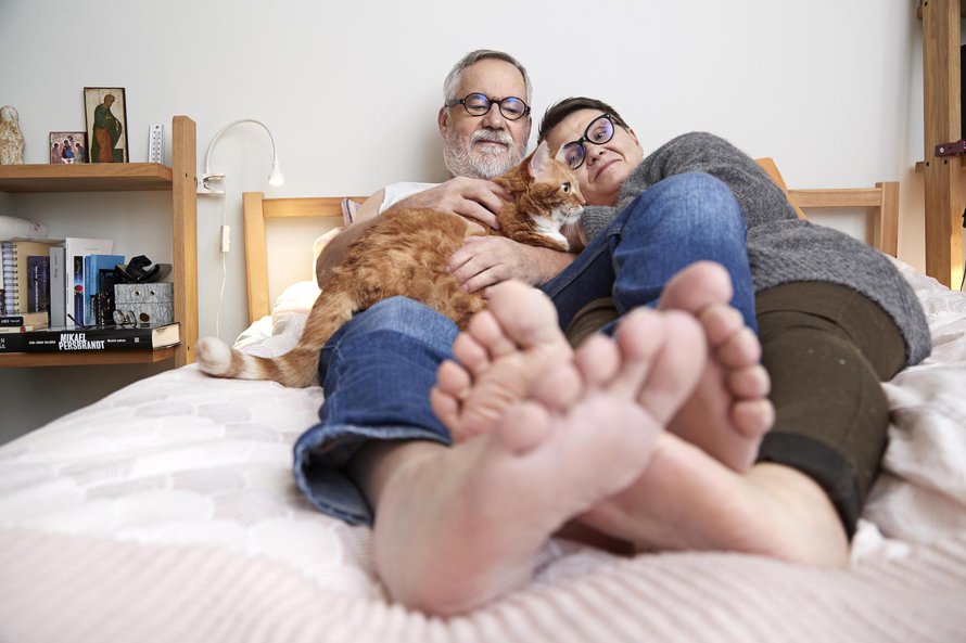 Raimo, 65, ja Laura, 51, Grönberg ovat olleet yhdessä seitsemän vuotta, joista kaksi naimisissa. He asuvat taiteilijakoti Lallukassa Helsingissä. Laura työskentelee sosiaalialalla ja Raimo on näyttelijä. Hän esiintyy nyt Espoon Kaupunginteatterin Esitystalous 3:ssa. Raimolla on kaksi aikuista lasta aikaisemmasta avioliitosta ja Lauralla yksi aikuinen tytär.