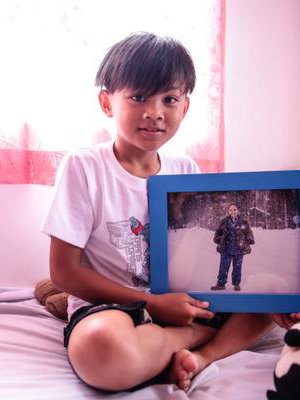 Charity Dela Cruz lähetti pojaleen Denzlille kuvan itsestään Puolangalla lumisateessa. Denzlistä ja hänen kaksossiskostaan Denisestä huolehtii Filippiineillä mummo.