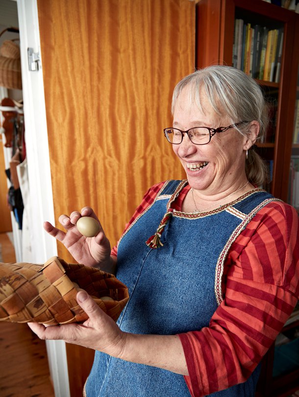 Helena Kaartinen ajattelee, että toimivaa ja ehjää tavaraa ei heitetä pois. Tyhjät riekonmunat ovat selvinneet muutosta toiseen tuohivirsussa.