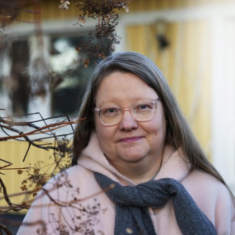 ”Kun ihmiset eivät puhu rahavaikeuksistaan kenellekään, he luulevat olevansa ainoita ja tyhmiä. Useimmiten taustalla on kuitenkin muutoksia ihmissuhteissa tai sairastuminen”, työssäänkin rahaongelmiin joutuneita kohtaava Soile Niemi sanoo.