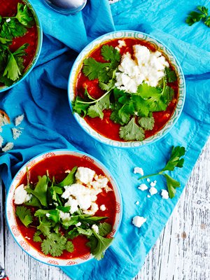 Mausteinen linssikeitto raikastetaan fetalla ja yrteillä.