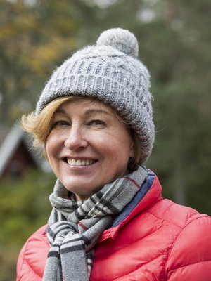 ”Minulla ei ole missään vaiheessa ollut mitään ongelmaa olla tavallaan vanhempieni varjossa. Se ei ole tuntunut vaikealta lapsena, ei nuorena aikuisena eikä keski-ikäisenä. En ole kokenut ollenkaan, että minun pitäisi olla yhtä kirkas kuin he”, Assi Koivisto-Allonen sanoo.