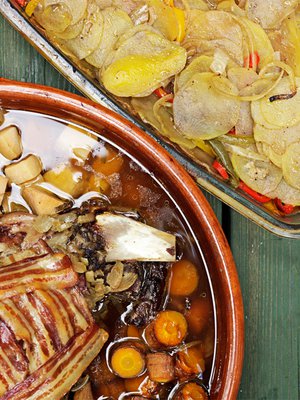 Uunissa haudutetut perunat ovat hyvä lisäke esimerkiksi lihapadalle.