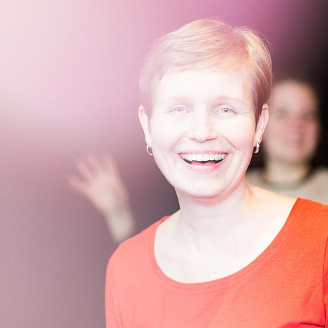 Viikoittaiset improvisaatioharjoitukset naurattavat, herättävät tunteita ja opettavat hyväksymään epäonnistumisia.