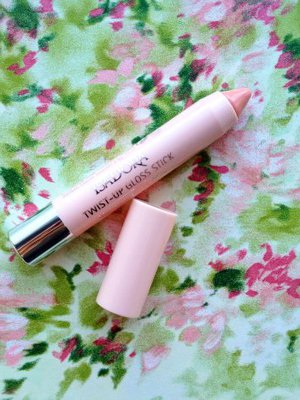 IsaDoran Twist-up Gloss Stick, 13,70 euroa. 10 sävyä, kuvassa Clear Nude.