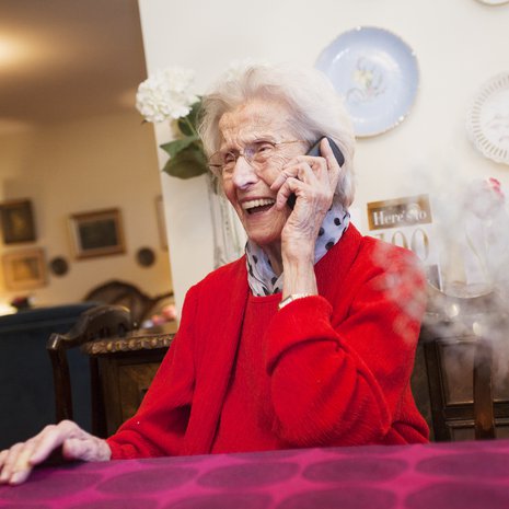 Helvi seuraa tiiviisti maailmanpoliitiikkaa, kirjallisuutta ja urheilua. Jos ampumahiihtokisat eivät näy televisiosta, hän tarkistaa suomalaisten tulokset Erkki-pojaltaan.