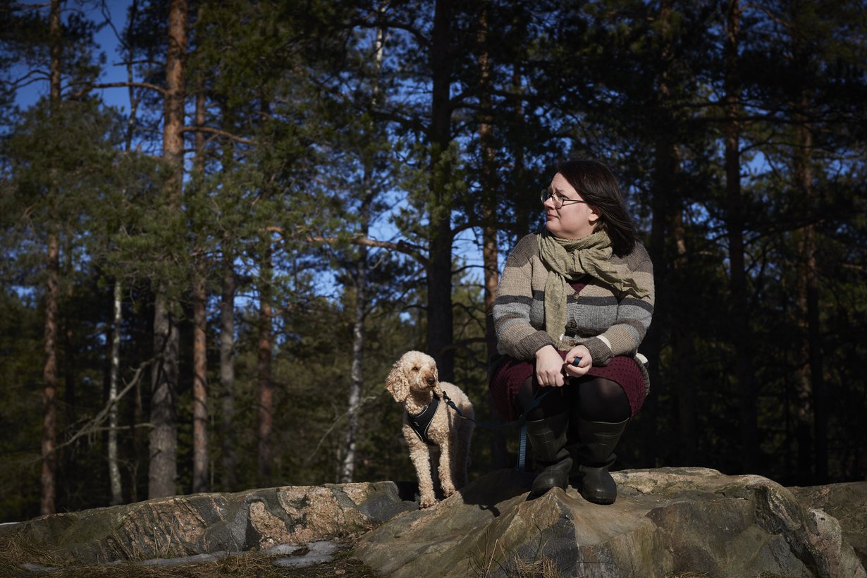Auli Viitala sanoo olevansa onnekas, koska elää keskellä keskiluokkaa, jossa kymmenen euroa on pieni raha. Jos vaikka lasten kouluun on yllättäen tarvittu rahaa, sitä e i ole ollut vaikea saada lainaksi. ”Kaikilla ei ole yhtä hyvä tilanne.”