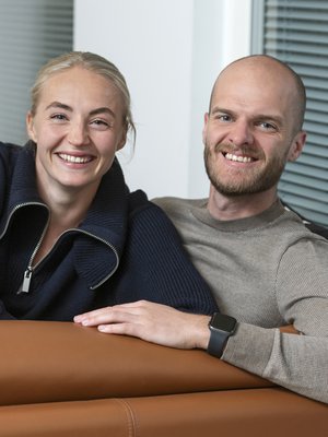 Eveliina ja Jan osoittavat jatkuvasti toisilleen hellyyttä arjessa. "Parasta ovat aamuiset halit", Eveliina sanoo.