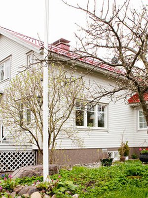 Seija Strand asuu isois&auml;ns&auml; vuonna 1954 rakentamassa rintamamiestalossa. H&auml;n on asunut t&auml;&auml;ll&auml; my&ouml;s lapsuudessaan: Seija asui vanhempineen yl&auml;kerrassa ja isovanhemmat alakerrassa.