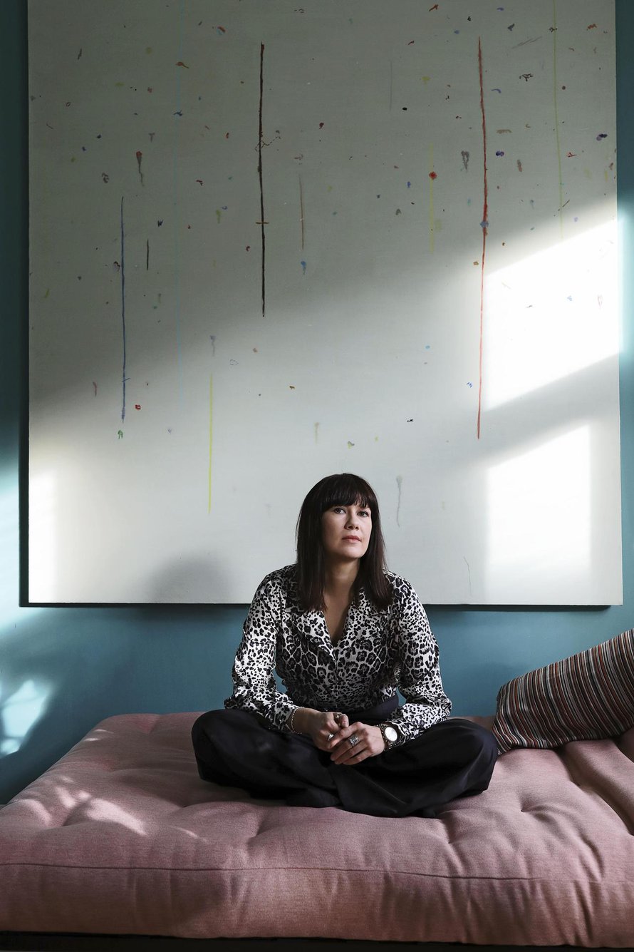 ”Tässä kuvassa näytän muotitalon johtajalta! Voisiko mainita, että taulu seinälläni on Maija Lassilan tekemä? Naistaitelijoita ei koskaan ole esillä liikaa.”