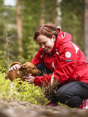  Omaishoitaja Heidi Tujunen, 37, ja mäyräkoira-kääpiöpinseri Daisy, 3, Lappeenrannasta. Heidi ja hänen poikansa Veeti ovat vuodattaneet Daisyn turkkiin monta kyyneltä. Koira ei ole kysellyt, miksi.