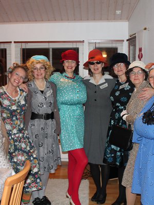 Juhlaväki vasemmalta oikealle: Naima, Esteri, Lyyli, Martta, Vieno, Tyyne, Lempi ja Impi. Kuvasta puuttuu Kaino. 