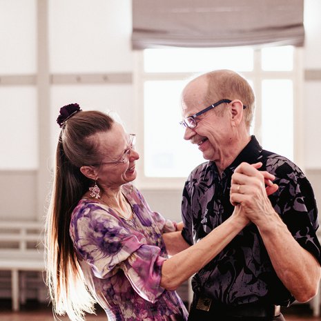 Soila asuu puolisonsa Taunon kanssa Savonlinnan lähellä miltei metsän keskellä. Yksi Soilan arjen iloista on soittaa radion lintuvisaan ja tunnistaa lintuja äänten perusteella. Hänen lempilintunsa on hömötiainen, jonka vaatimaton laulu ja terhakka olemus ilahduttavat. 