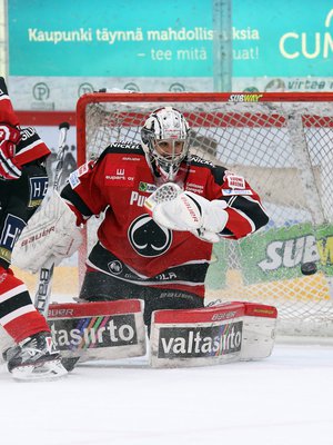 Nyt finaalissa pelaava HIFK kohtasi Ässät Porissa tammikuussa. Maalissa pelasi silloin Andreas Bernard. Ässien maalilaulu on Patasydän.