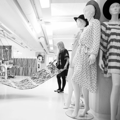 Senja Suhonen käy harva se päivä tyttärensä, vaatesuunnittelija Paola Suhosen työpaikalla auttamassa pikku hommissa.