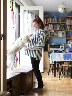 52-vuotias Amnestyn ihmisoikeustyön johtaja Pia Puu Oksanen asuu Helsingissä. Pia harrastaa energisoivia tanssilajeja ja kuorolaulua.