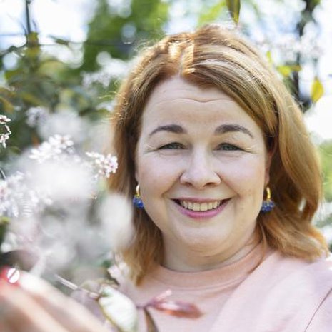 Ani Kellomäki joutui vaihtamaan kofeiinittomaan kahviin vaihdevuosien takia. ”Kahvi provosoi kuumia aaltoja”, Ani sanoo. 