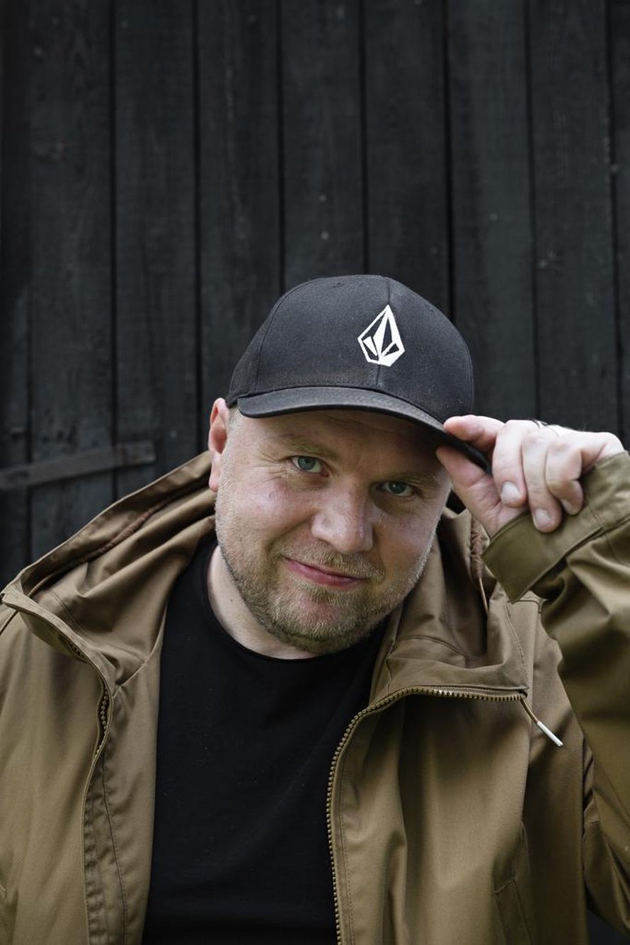 Markus Raivio on Kulttuurin ja hyvinvoinnin liiton Kukunorin toiminnanjohtaja, joka haluaa auttaa nuoria aikuisia saamaan elämästä ja unelmista kiinni. Markus ajattelee, että mielenterveysongelmista kärsivien toipumisessa ei ole kyse siitä, onko sairas vai terve, vaan enemmänkin siitä, mitä tekee sairaudesta huolimatta. Siitä, että näkee huomisessa toivoa pelkän toivottomuuden sijaan.