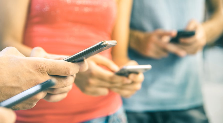 Seksuaalinen häirintä voi olla vaikkapa sitä, että joku lähettää lapsen tai nuoren puhelimeen seksuaalisia kuvia tai videoita, vaikka hän ei haluaisi.