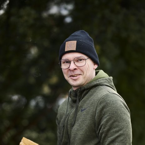 Lääkityksen avulla Pekan toimintakyky on pysynyt niin hyvänä, että hän pystyy hakkaamaan halkoja ja tekemään erilaisia nikkarointihommia. Pekka on kouluttautunut myös kokemusasiantuntijaksi: hän puhuu mielellään positiivisen ajattelun merkityksestä kriisin käsittelyssä.