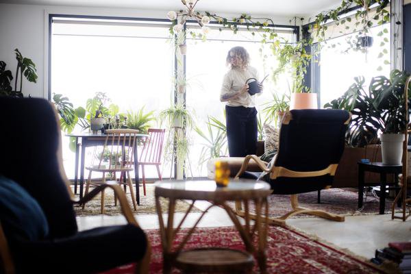 Lotta saa yhä paniikki- ja ahdistuskohtauksia, mutta harvemmin.”Nyt ymmärrän ahdistuksen olevan viesti jostakin, esimerkiksi levon tai syömisen tarpeesta.”