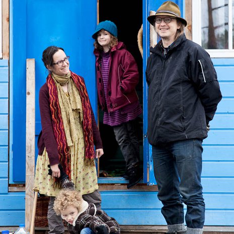 Inkeri Aula, Ville Korpelainen, Kuisma ja Anni (vas.) muuttivat unelmiensa kotiin kaksi vuotta sitten. Rita Kreivillä on vanhalla kyläkoululla sekä vilskettä että omaa rauhaa. Hanna Viinamäki ja Markus Lahti asuvat Markuksen rakentamassa hirsitalossa. 