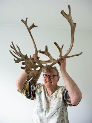 Anja Petäjäniemi, 82, muuttaa mummonmökistään kerrostaloon eikä suostu harmittelemaan yhtään. ”Poronsarvet pakkaan muistoksi mukaan, mutta muistan elämäni seikkailut muutenkin. Niitä on paljon.”