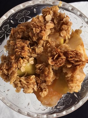 Omena-kaurapaistoksessa omenat saavat päälleen voista, sokerista ja kaurahiutaleista tehdyn kuoren. 