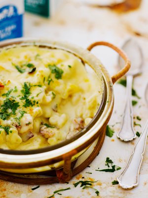 Kukkakaali tuo makaronivuokaan lisää mehevyyttä.