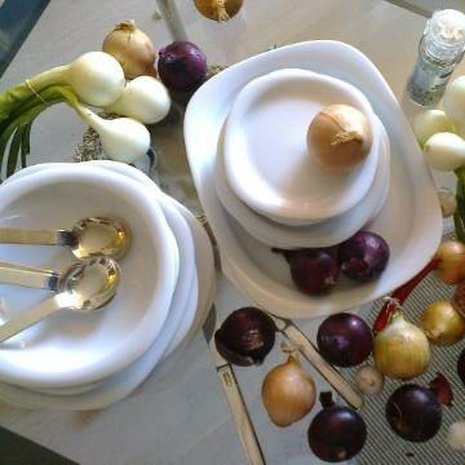 Aleksis Kiven päivän sopassa on keltasipulia, punasipulia, valkosipulia, fenkolia, pippureita, timjamia, kuminaa, rakuunaa, anista, jeeraa...