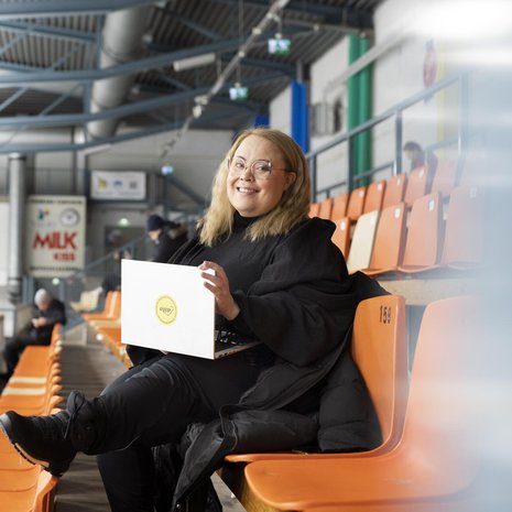 Tuttu näky jäähallin tai koripallokentän katsomossa: Hanna ja työläppäri. Joskus lapset sanovat, että äiti katsomossa on nolo. Hannan molemmat lapset harrastavat koripalloa, kuopus myös taitoluistelua. 