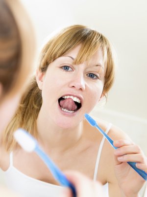 Pehmeä hammasharja on hyvä väline myös kielen puhdistamiseen.