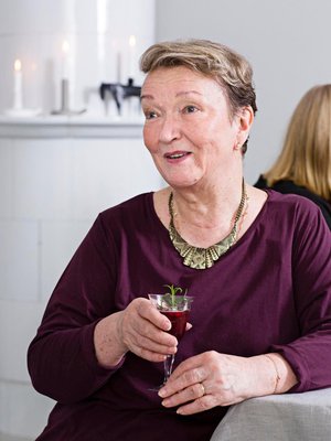 Perhekummi Liisa Pöyhönen kuvassa, joka otettiin joulun 2016 alla Kodin Kuvalehden Hyväntekijät joulupöydässä -juttuun.