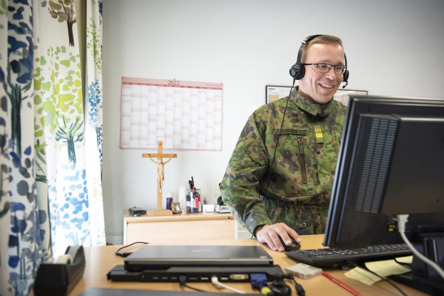 Krusifiksi paljastaa, että papin huoneessa ollaan.