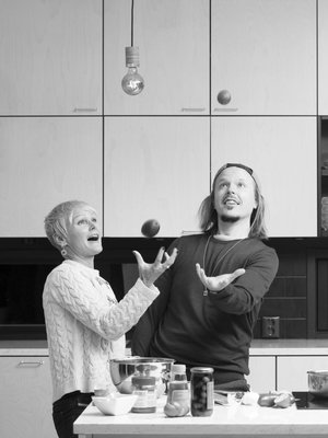 Jukka Rousu, 38, eli muusikko Jukka Poika asuu Turun Kakskerrassa. Hänen siskonsa   Nina Rousu, 45, on kiertänyt maailmaa ja asuu  diplomaattimiehensä ja kahden  poikansa kanssa Intiassa Delhissä.   Jukan perheeseen kuuluvat vaimo Teija Stormi ja kolme lasta edellisestä liitosta. Jukka on julkaissut vastikään singlen Ikivihree ja Nina kirjan Joko ollaan perillä.