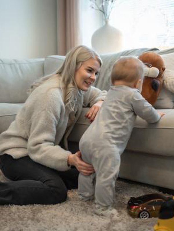 ”Vauvan mielelle on tärkeää, että vanhempi oppii säätelemään tunteitaan. Silloin hän osaa vastata herkästi lapsen viesteihin”, vauvatyöntekijä Riikka Niemi sanoo.