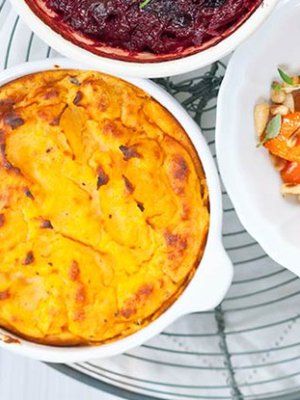 Valkosipulinen peruna-palsternakka-bataattilisäke sopii vaikkapa joulupöytään.