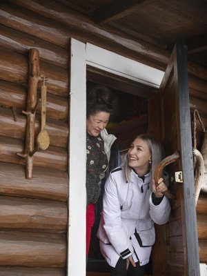 Kirsi-Kaisa asui eronsa jälkeen kummityttönsä Vilman kanssa. ”Lauantain aamupalahetket olivat lemppareitani. Istuimme keittiön pyöreässä pöydässä, joimme kahvia ja juttelimme vaikka monta tuntia”, Vilma sanoo.