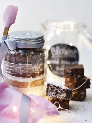 Solmi browniepurkin kylkeen pieni leivontaväline: nuolija, vispilä tai mittasarja. Täydennä paketti leivontaohjeella ja kauniilla rusetilla.