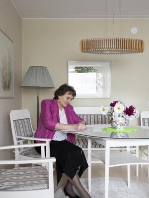 Raija Saastamoinen asuu Salossa. ”Sukupolvien ketjussa sekä huonot että hyvät asiat siirtyvät helposti.”