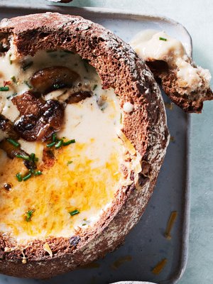 Lisukkeesta tulee lautanen, jos tarjoat keiton paahdetun maalaisleivän sisältä.