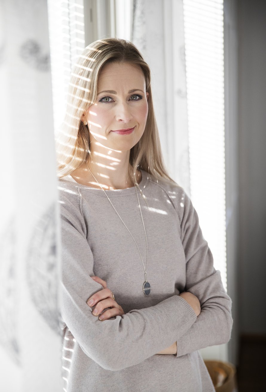 "Jos vanhempieni tarina olisi jatkunut niin kuin piti, olisin kasvanut Belgiassa. Joskus mietin, millaista elämästäni olisi silloin tullut", pohtii psykologi ja vuorovaikutusterapeutti Leea Mattila, 41.