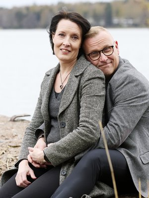 Nyt yhdessäolo tuntuu kevyeltä. ”On ihanaa käydä ostamassa makkarapaketti ja kävellä läheiselle laavulle istumaan nuotion eteen”, Saija sanoo.