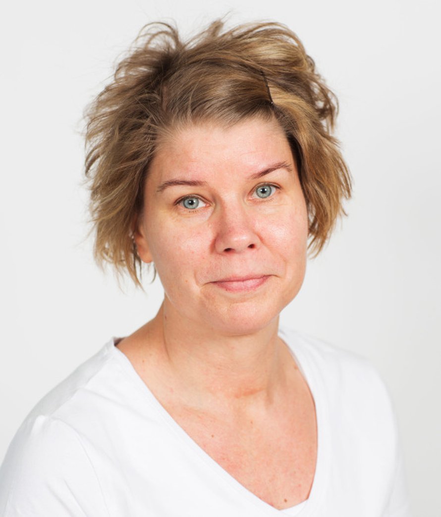 Sari Sarpaneva ennen. Sari oli jo vuosia halunnut muuttaa ulkon&auml;k&ouml;&auml;&auml;n, mutta ei ollut l&ouml;yt&auml;nyt itselleen sopivaa tyyli&auml;. H&auml;n ei aiemmin juurikaan meikannut.