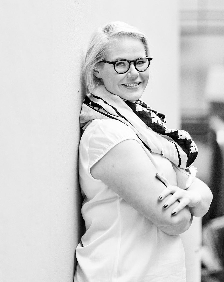 Leena Tanskanen on 37-vuotias toimittaja, joka asuu Oulussa avopuolisonsa ja 5-vuotiaan tyttärensä kanssa. Leena erosi pitkästä liitosta viime talvena. Hän harrastaa lapsen potkulaudan vieressä juoksemista ja hänellä on tavoite: vähemmän varovaro- ja äläälä-huutoja.