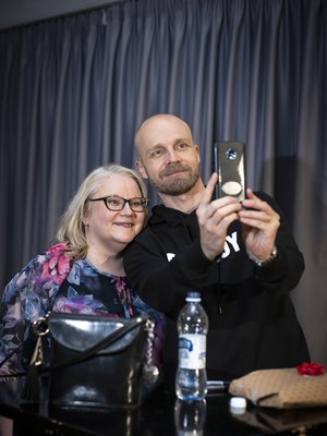 Kodin Kuvalehti Sirpan mukana Juha Tapion keikalla. Juha ottaa Sirpan puhelimella taas yhden yhteiskuvan heistä, koska on selfieiden ottamisessa Sirpaa taitavampi.