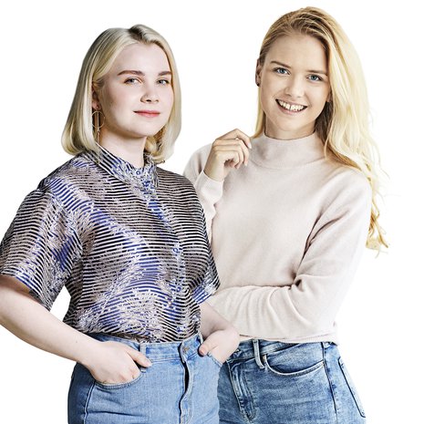 Peppi Rytkönen ja Kaisa Ojaniemi suunnittelevat vaatteita ja tekevät ompeluvideoita Suuri Käsityö -lehdelle.