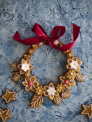 Anna kaikkien piparien kukkia. Kranssiinkin voi leipoa monenlaisia muotoja.