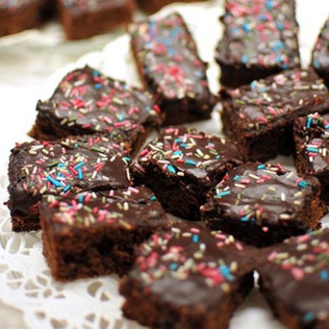 Mokkapalat ovat koulumyyjäisten, lasten synttäreiden ja aikuisten kahvipöydän hitti.